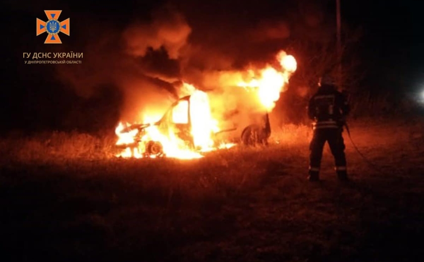 На Дніпропетровщині згорів легковий фургон