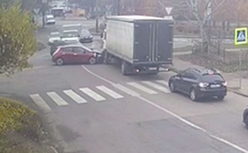 ДТП у Дніпрі: на перехресті зіткнулися вантажівка та два легковики