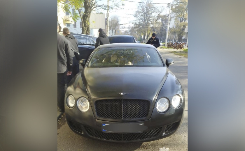 У Дніпрі затримали водійку «Bentley» з підробленими документами