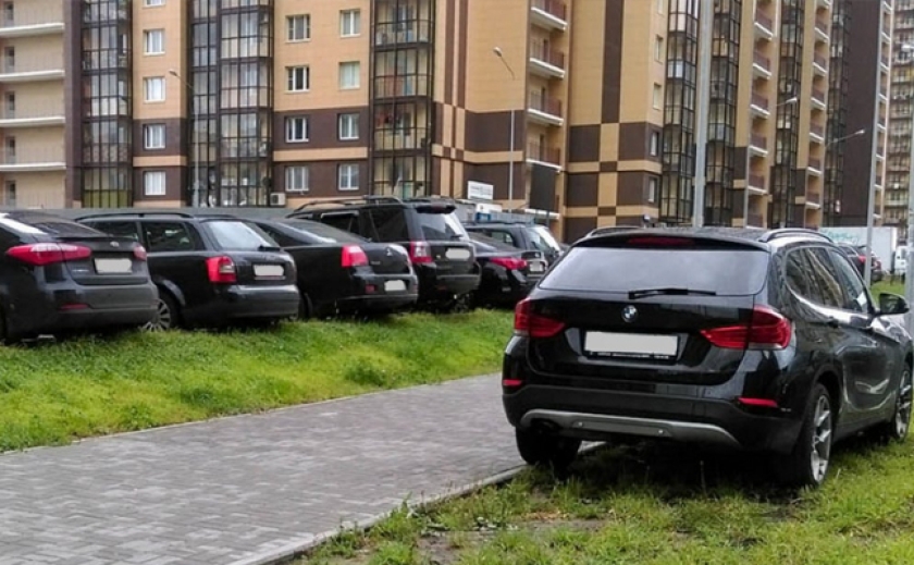 В Дніпрі заборонили паркувати автівки у дворах, біля під’їздів будинків та на газонах
