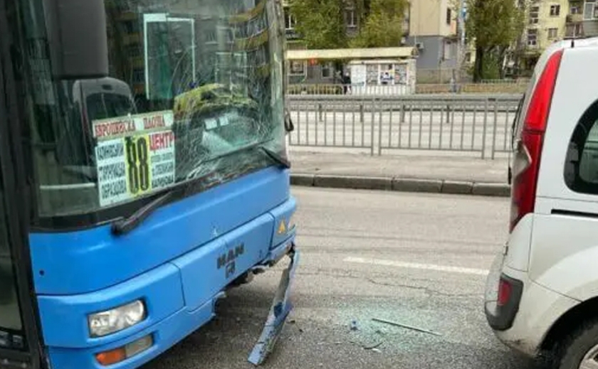 У Дніпрі чоловік напав на водія автобуса з ножем: подробиці