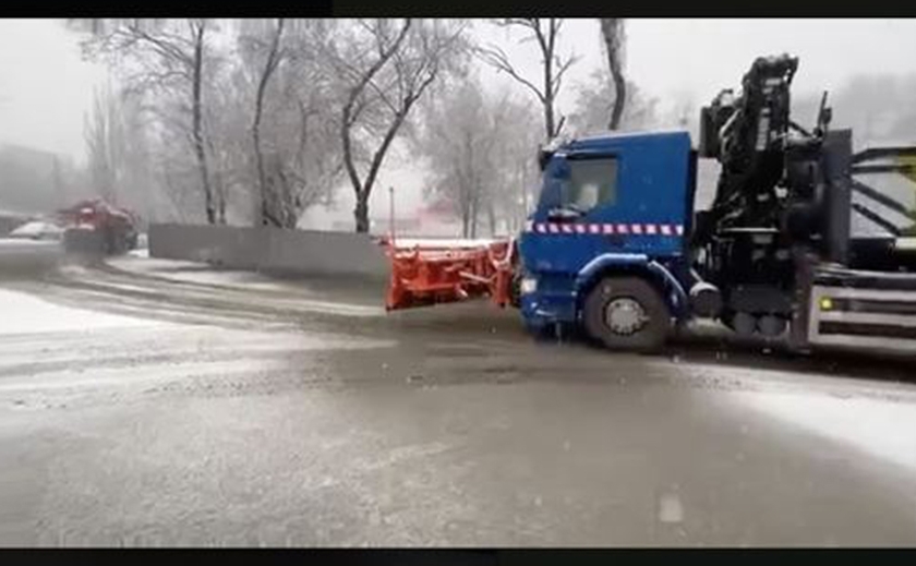 Водіїв Дніпра просять звільнити дороги: місто замітає снігом