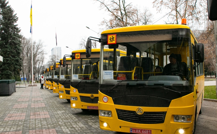 У школи на Дніпропетровщині передали нові автобуси замість тих, які забрали для ЗСУ