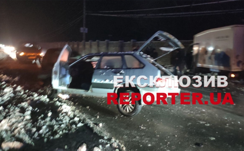 Травмувався водій: В Дніпрі зіткнулися «Mercedes Sprinter» та «ВАЗ 21093»