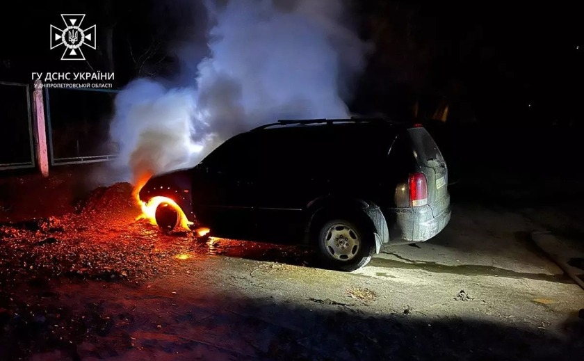 У Дніпрі згоріли дві автівки в АНД районі