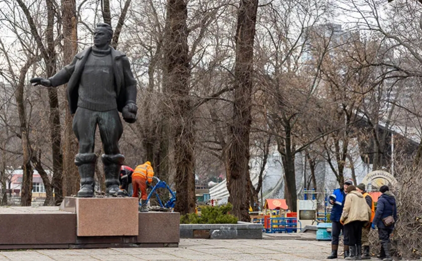 В парку Глоби у Дніпрі демонтують пам’ятник Чкалову
