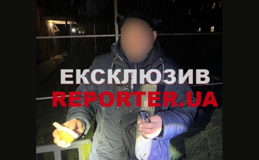 Через конфлікт з собакою: В Дніпрі чоловік погрожував жінці гранатою Через конфлікт з собакою: В Дніпрі чоловік погрожував жінці гранатою