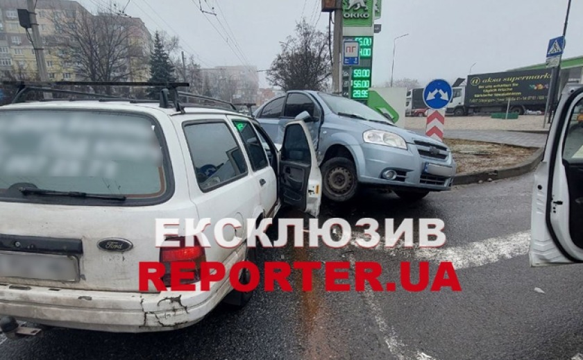 Дві жінки травмувалися: В Дніпрі зіштовхнулися «Ford Sierra» та «Chevrolet Aveo» Дві жінки травмувалися: В Дніпрі зіштовхнулися «Ford Sierra» та «Chevrolet Aveo»