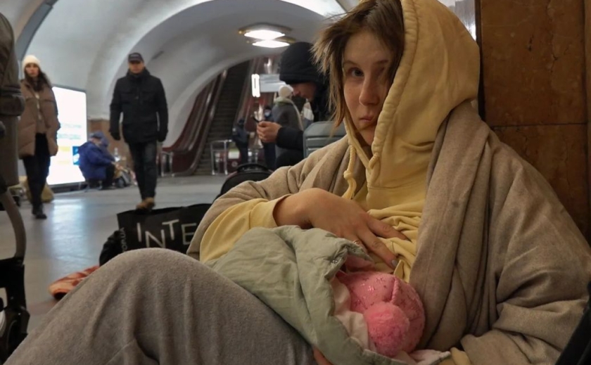 Художниця з Дніпра перетворила фото жінки з дитиною у метро на ікону: вона розміщена в італьянському храмі