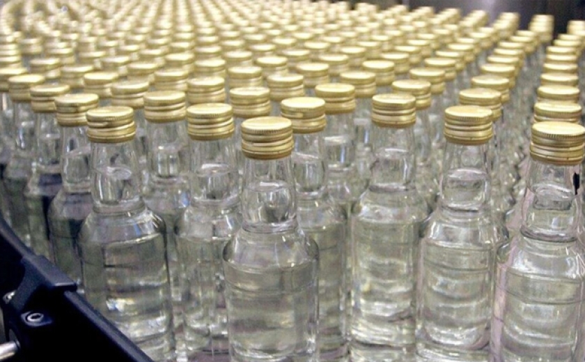 Правоохоронці та податківці в Дніпрі вилучили лінію для виробництва нелегального алкоголю