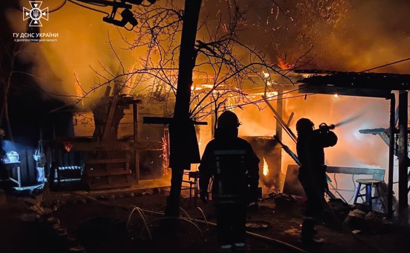 Дніпровські вогнеборці ліквідували пожежу в приватному секторі на вул. Ніла Армстронга