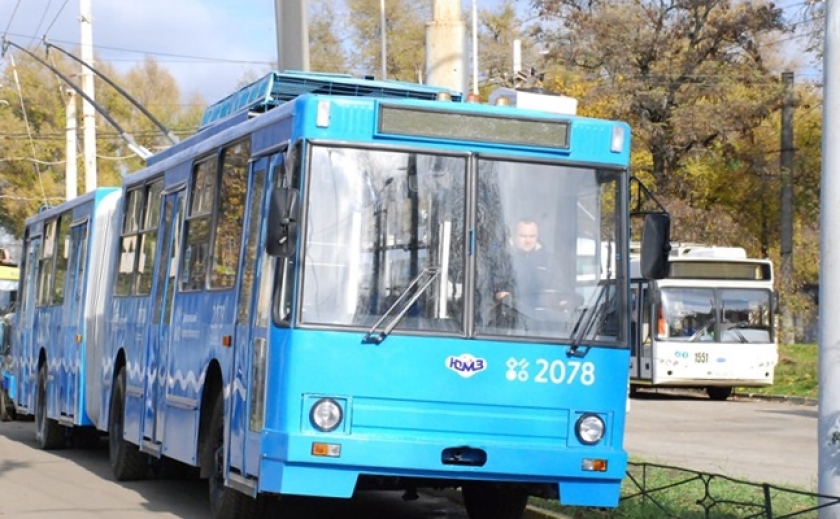 Працюють в години пік: Сьогодні, 3 січня, в Дніпрі перевозять пасажирів 77 тролейбусів та вагонів трамваю