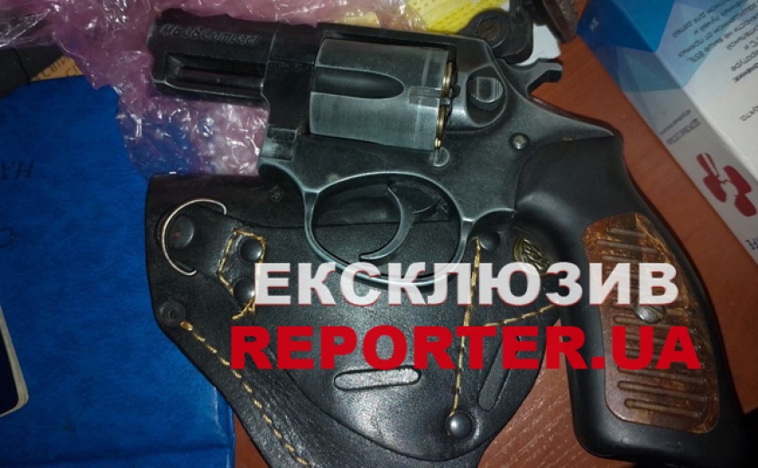 Револьвер та 2 гранати: В новорічний вечір патрульні поліцейські в Дніпрі роззброїли 44-річного чоловіка