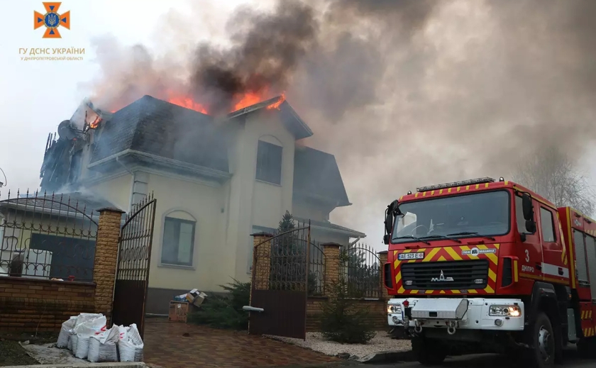 Гасили 25 рятувальників: на Дніпропетровщині палав двоповерховий приватний будинок