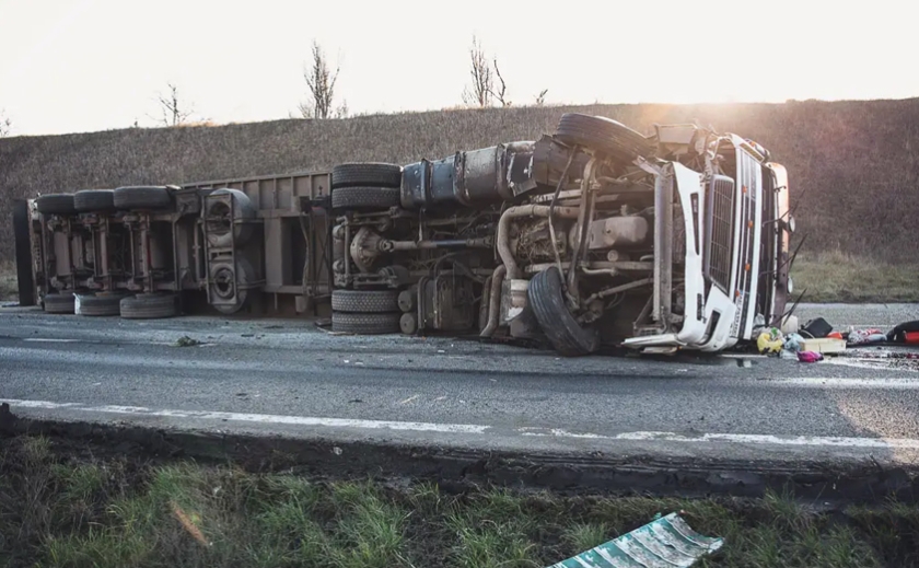 На виїзді з Дніпра перекинулась вантажівка, є постраждалі