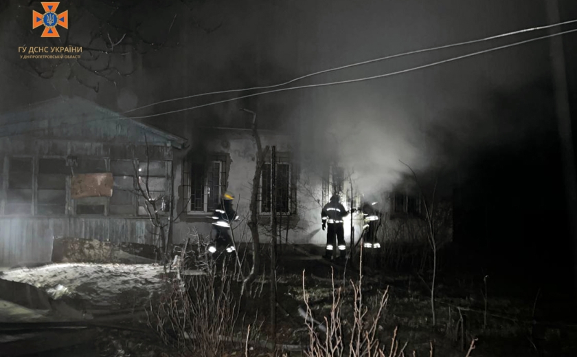 Дніпровські вогнеборці ліквідували пожежу у житловому будинку