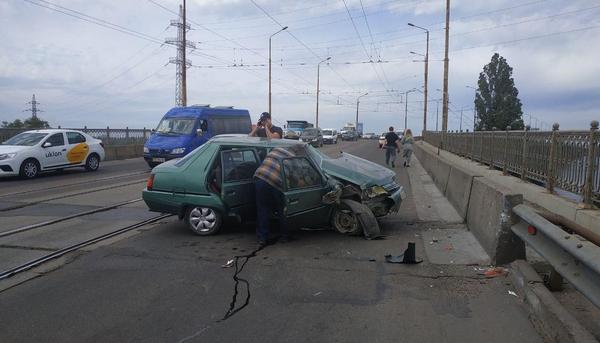 В Днепре на Амурском мосту произошла авария с потерпевшими