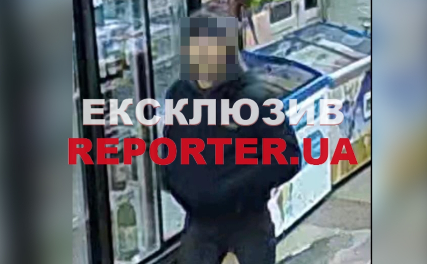 Побив продавчиню та забрав гроші з каси: поліцейські Дніпра розшукують грабіжника