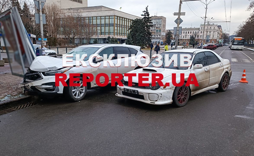 Постраждали дві пасажирки: в центрі Дніпра автомобіль Acura зніс сітілайт