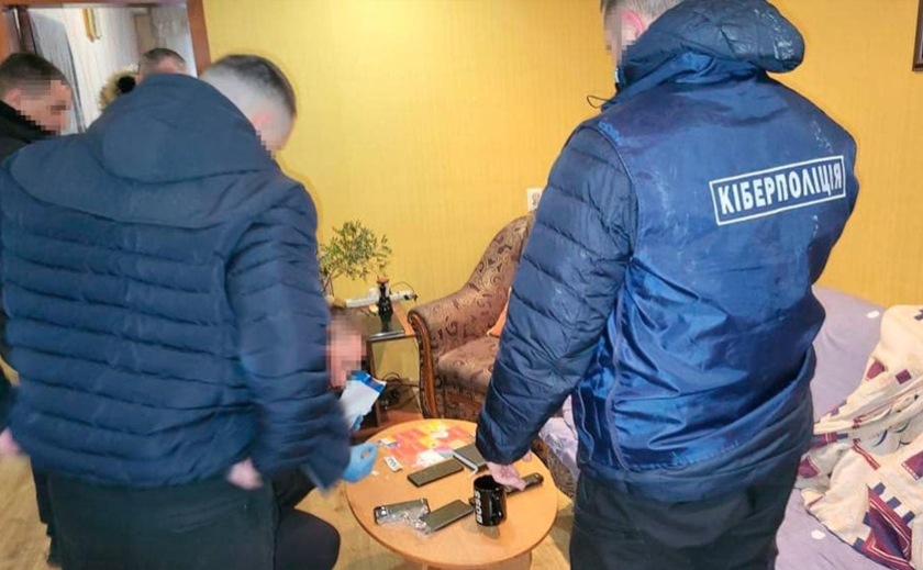 На Дніпропетровщині затримали трьох шахраїв, що продавали неіснуючі тютюнові вироби