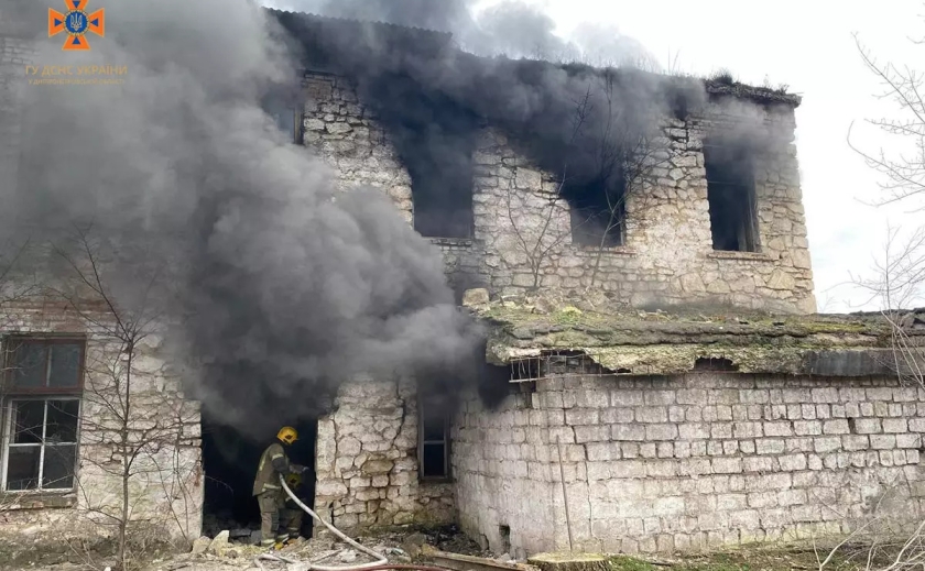 У Кривому Розі горіла двоповерхова покинута будівля