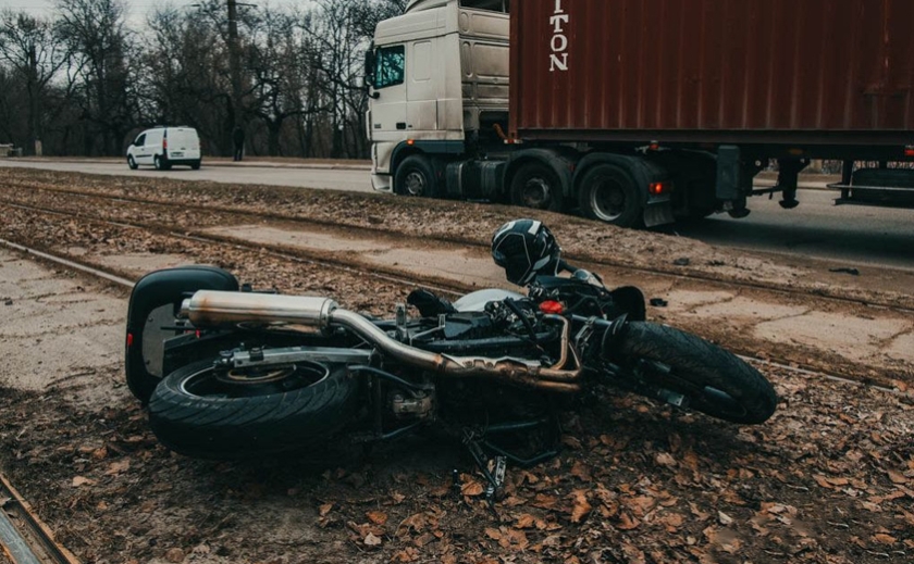 У Дніпрі мотоцикліст врізався у фуру: деталі ДТП