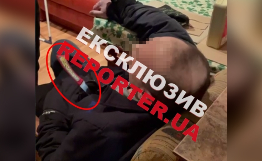 Побачив поліцейських та встромив ножа в груди: у Дніпрі врятували 53-річного самогубця