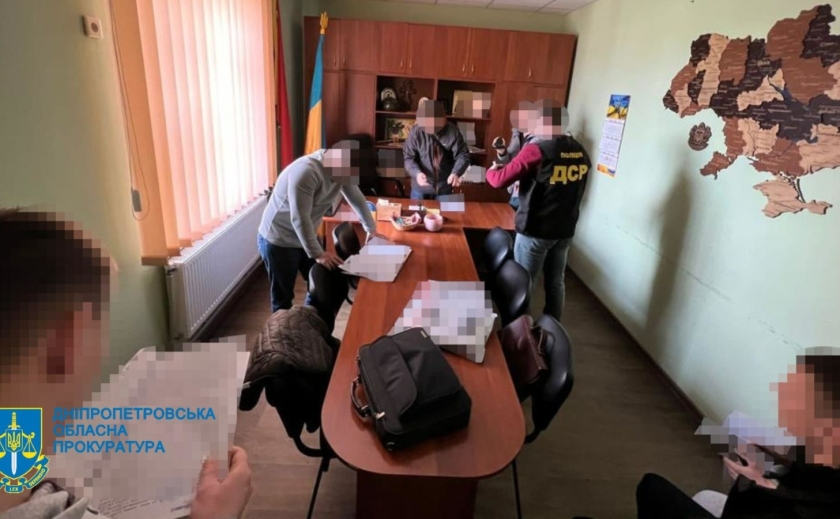 Обіцяли дозвіл на розміщення МАФів: На Дніпропетровщині на хабарі викрито двох держслужбовців