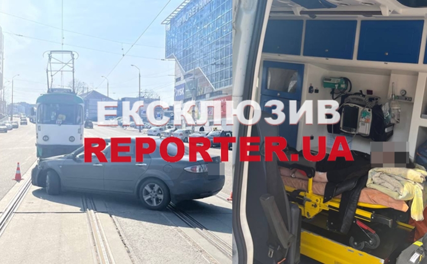 На трамвайних коліях у центрі Дніпра зіткнулися дві автівки: подробиці