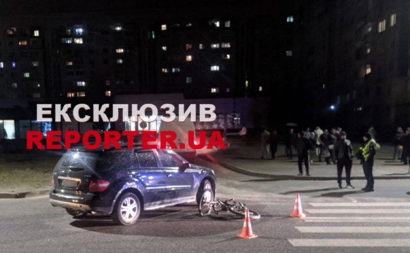 В Дніпрі на вул. Шолохова водій «Mercedes-Benz ML350» збив велосипедиста
