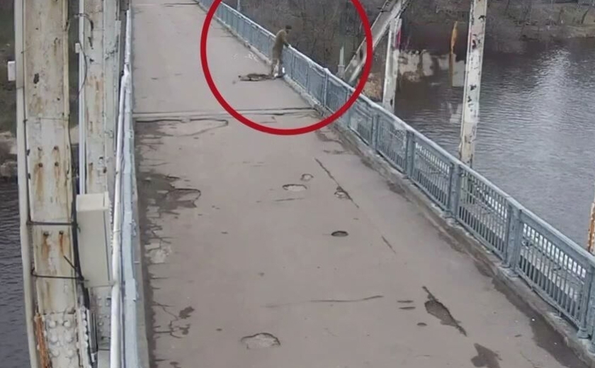 Стрибнув з моста: у Дніпрі врятували чоловіка, який намагався покінчити життя самогубством