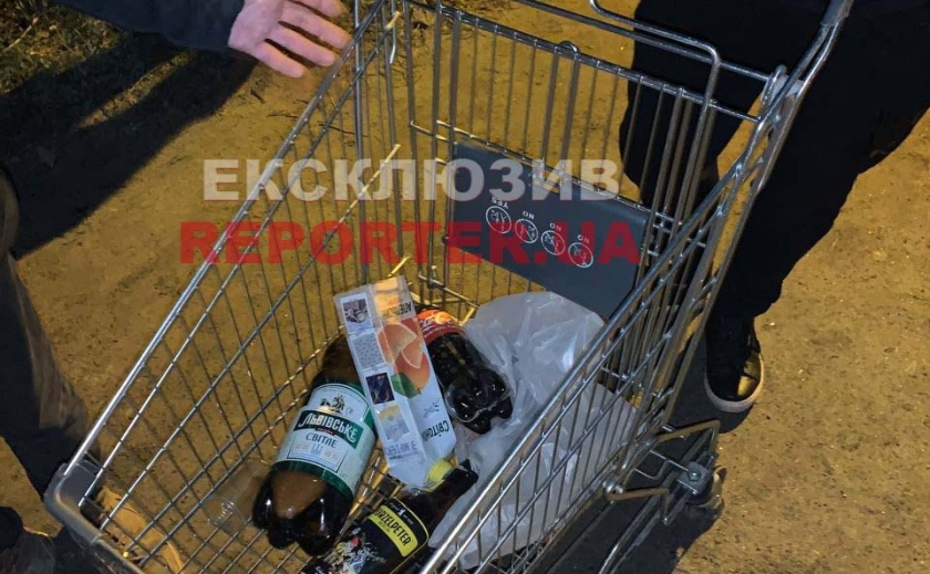 Спіймали на гарячому: У Дніпрі в магазині «Варус» затримали крадіїв продуктового візка