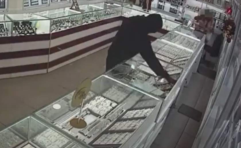 Поліція Дніпра затримала грабіжника ювелірних магазинів