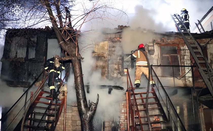 Масштабна пожежа у центрі Дніпра: врятовано трьох осіб