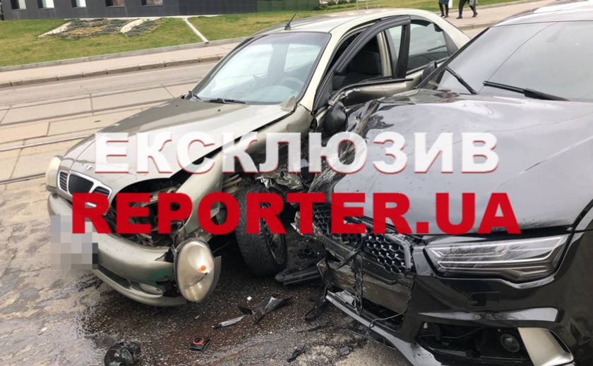 Внаслідок ДТП у центрі Дніпра постраждали троє людей: подробиці