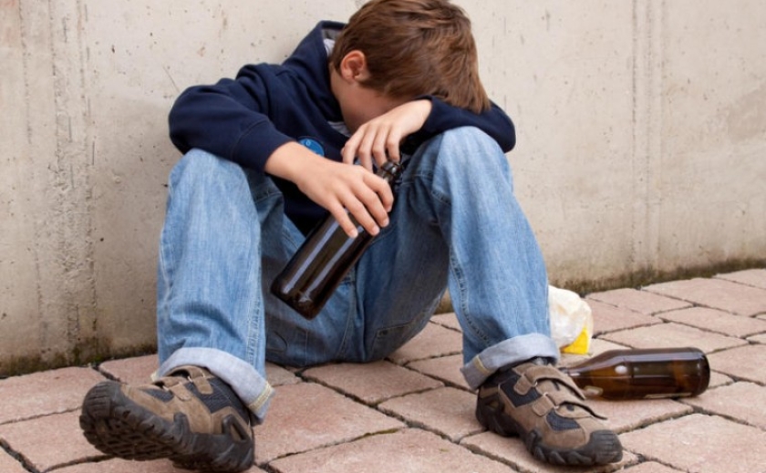 Пиячили та отруїлися алкоголем: У Дніпрі на дитячому майданчику затримано чотирьох неповнолітніх