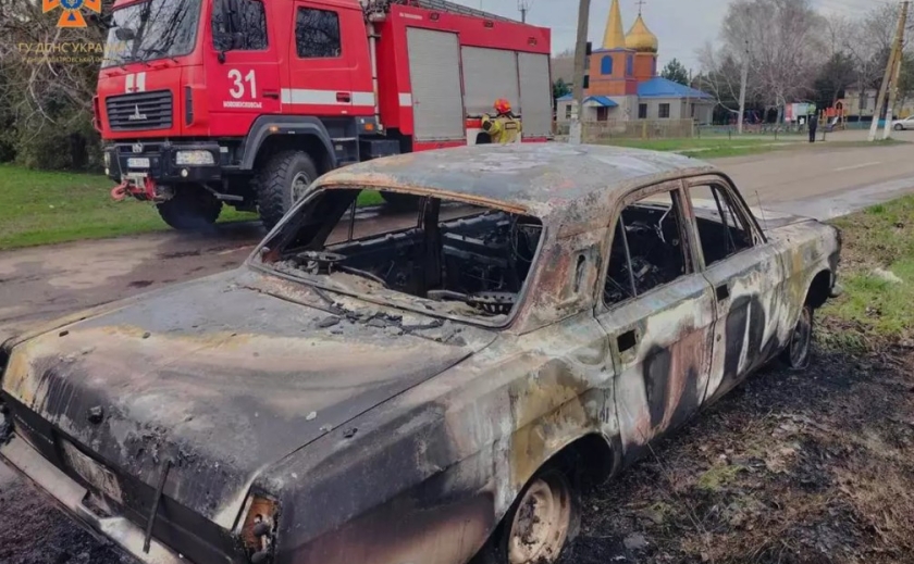 У Новомосковську надзвичайники ліквідували пожежу в легковому автомобілі
