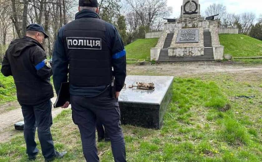 В Дніпрі в Севастопольському парку на могилі О.Поля виявили кістки В Дніпрі в Севастопольському парку на могилі О.Поля виявили кістки
