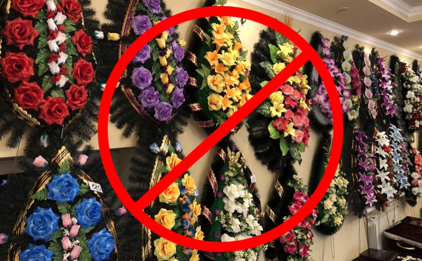 У Дніпрі планують заборонити залишати штучні квіти на кладовищах