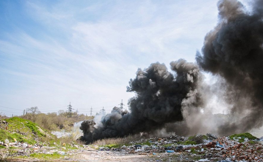 Стовп чорного диму: у Дніпрі загорілося сміттєзвалище