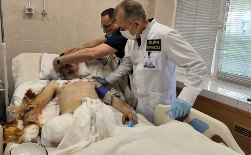 Рятував друга і втратив обидві ноги: у Дніпрі лікують 23-річного Героя