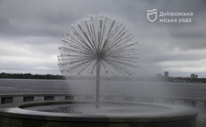 У Дніпрі запустили фонтани: першим — «Водяна сфера» на набережній