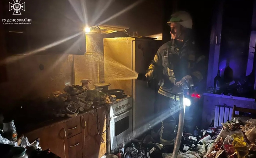У Дніпрі вогнеборці загасили пожежу у захаращеній квартирі