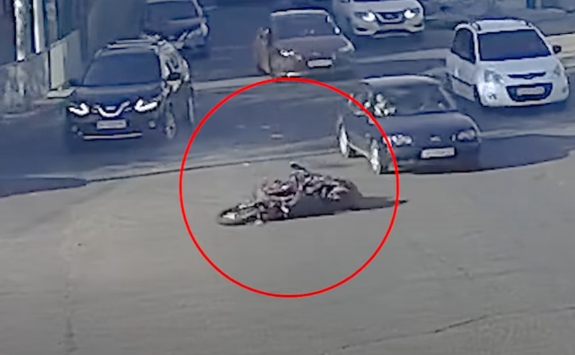 На Слобожанському проспекті у Дніпрі мотоцикліст врізався в Nissan
