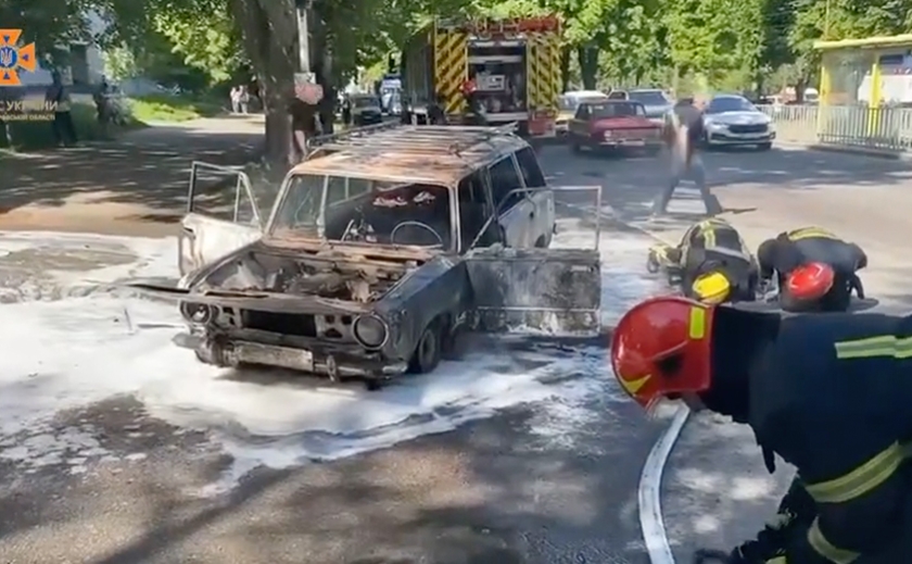 У Дніпрі вогнеборці загасили палаючу автівку: деталі