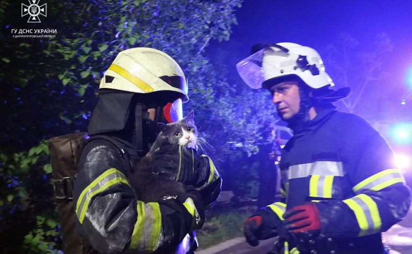 Велика пожежа у Дніпрі: загинув чоловік, 13 людей врятували