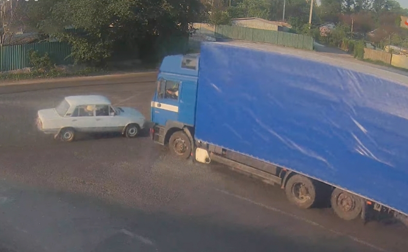 У Дніпрі на Янтарній зіштовхнулись ВАЗ та вантажівка: деталі ДТП
