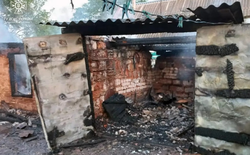 Вогонь перекинувся на гараж: вогнеборці ліквідували пожежу у селі Михайлівка Синельниківського району