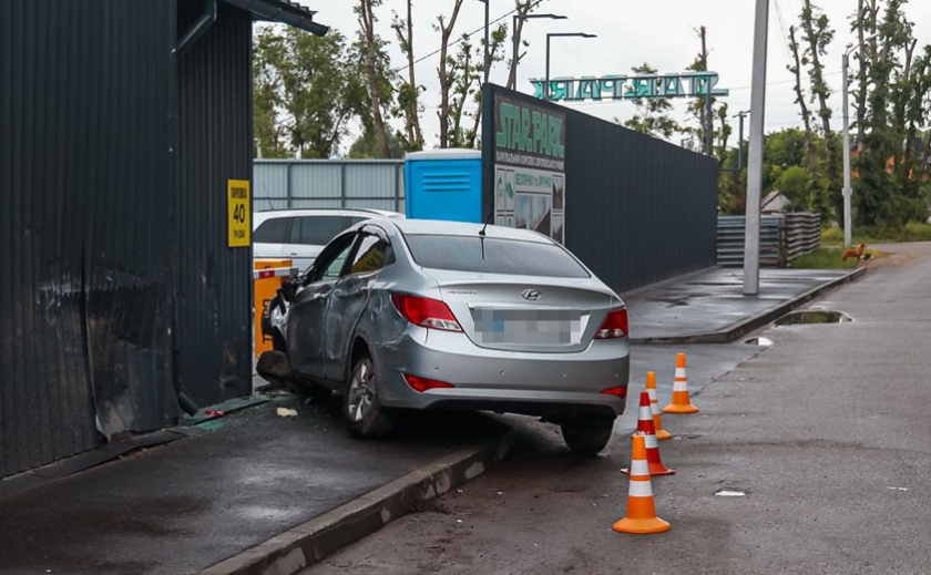 ДТП з потерпілими у Дніпрі: на вулиці Богомаза Hyundai врізався у майданчик для паркування