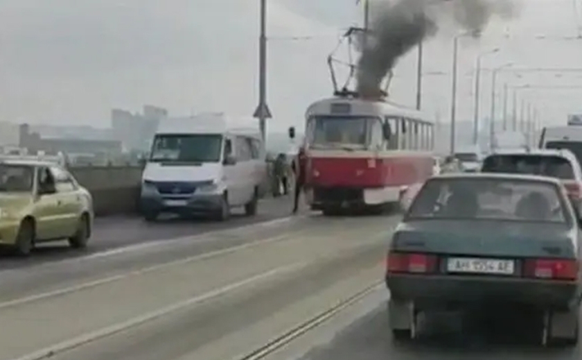 Посеред Амурського мосту у Дніпрі загорівся трамвай з пасажирами: подробиці